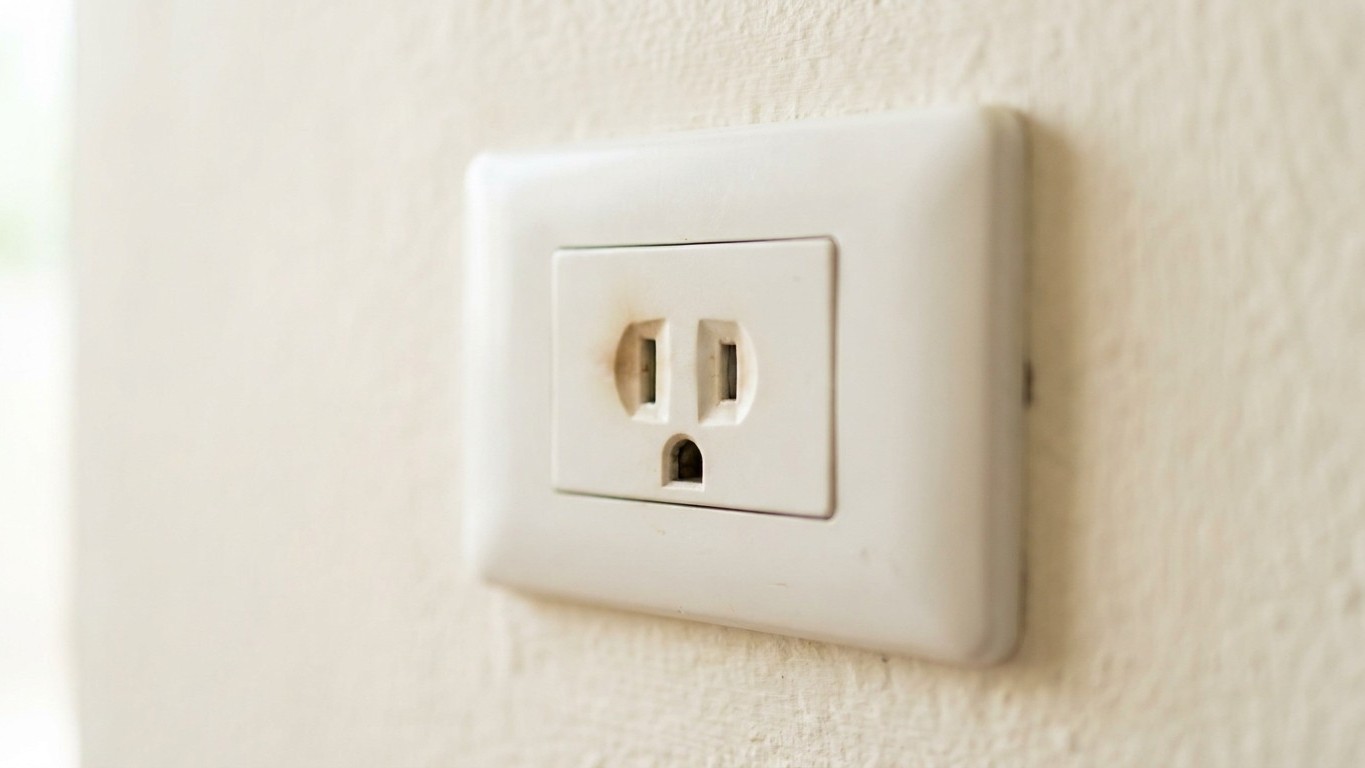 We all insist on tightening the front plate when an outlet crackles: this one-second reflex does nothing to stop what's ar...